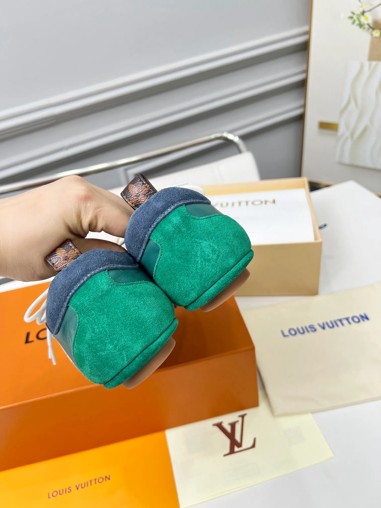 👟👟Ex-factory price 600👟👟 LV Sneakerina ballet-style sneakers are made of soft sheepskin and suede cow leather trimmings, and Monogram canvas is used to write the LV letters on the side, combining the light structure of ballet shoes with the comfortable texture of sneakers. Sacchetto craftsmanship and an injection-molded outsole complete the package, allowing for flexibility in a variety of looks. Code number: 35~41, colors are being updated...